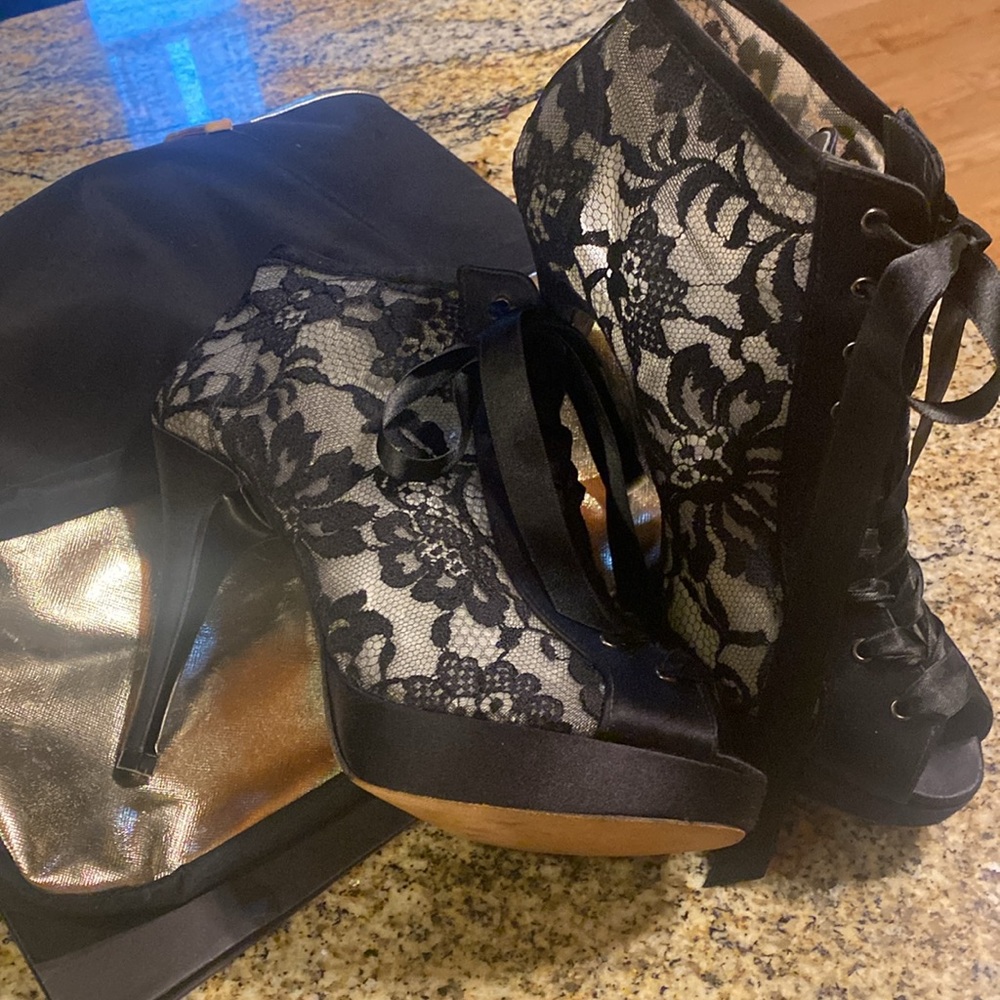Stuart Weitzman - Picture 11 of 16